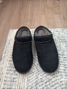 UGG Woman’s Black Suede Slip-On Clog with Shearling Lining, size 8!